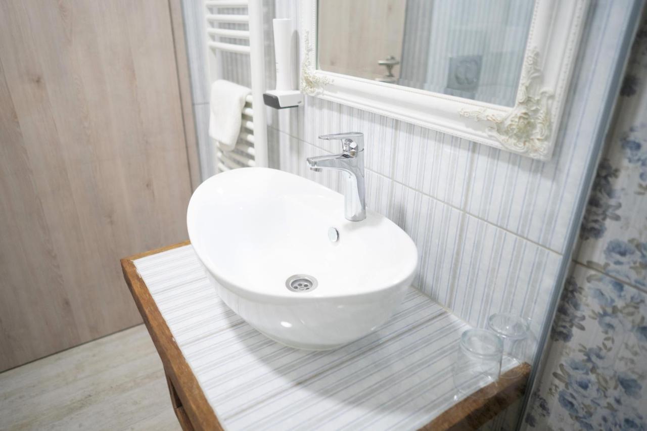 Pajta Apartman Es Vendeghaz Тата Екстер'єр фото