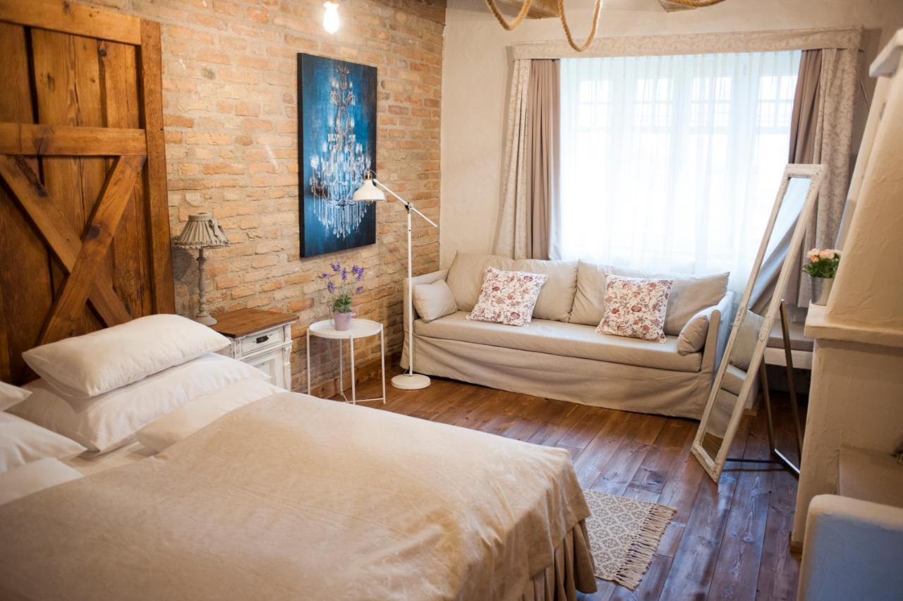 Pajta Apartman Es Vendeghaz Тата Екстер'єр фото