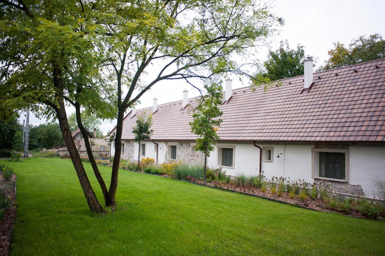 Pajta Apartman Es Vendeghaz Тата Екстер'єр фото
